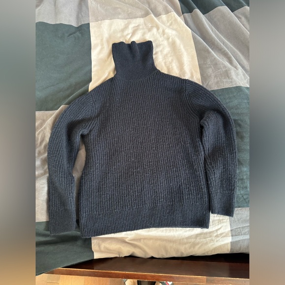 🟢EUC H&M NAVY knit sweater. Could use some fuzz removal.🟢 - Picture 2 of 6